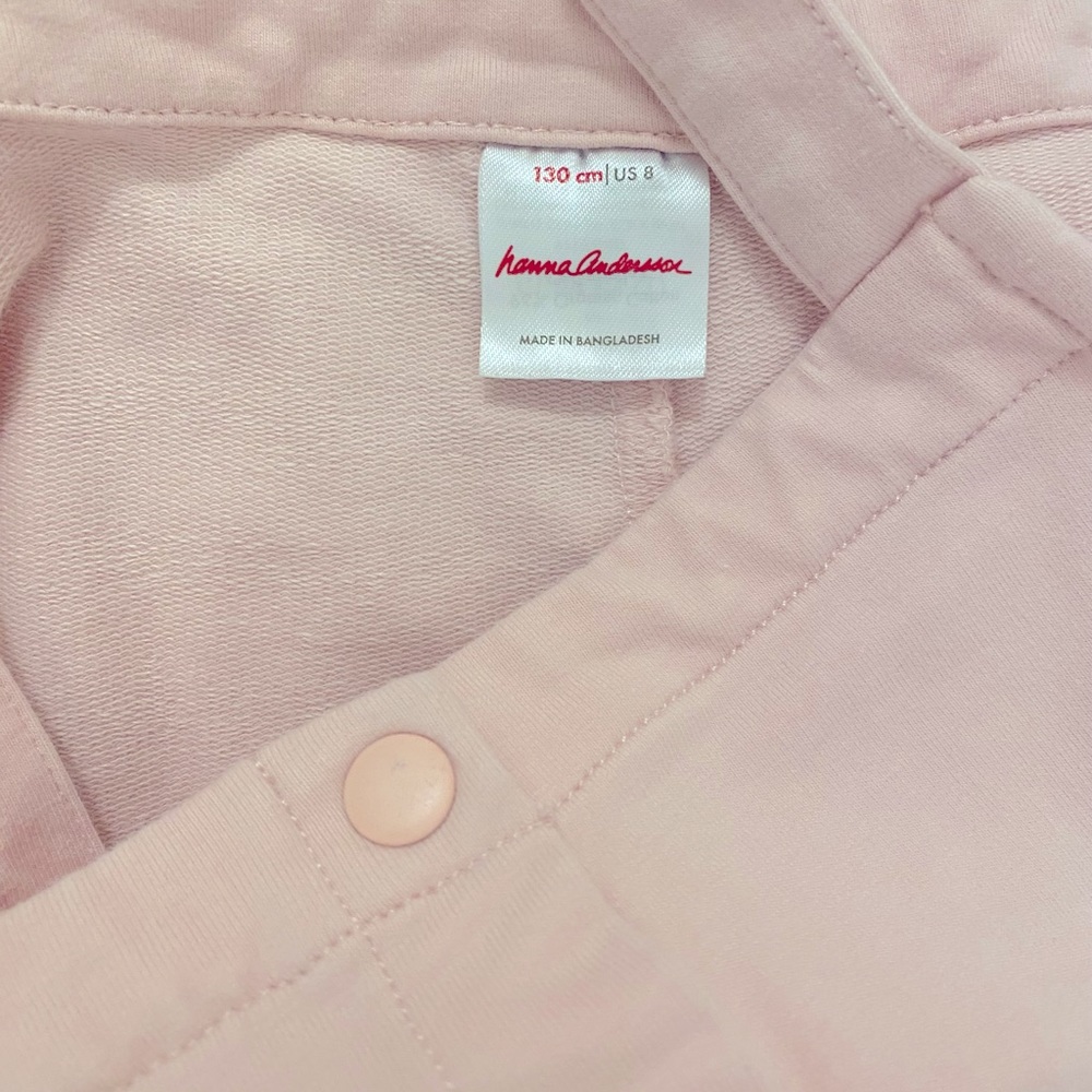 Hanna Andersson Girls size 130 Light pink jumper with 2 pockets.